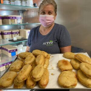 Paqui con los famosos pepitos que elabora.